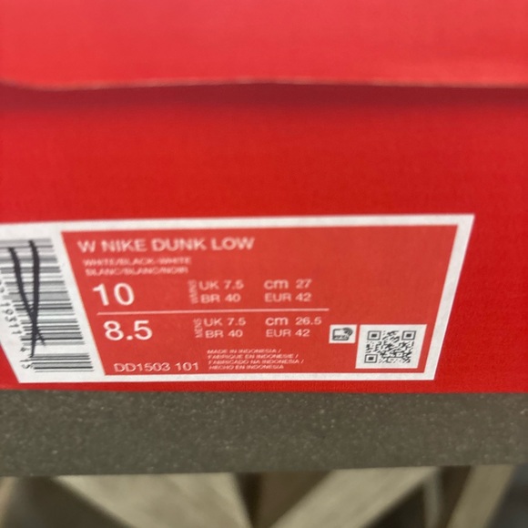 Nike Wonen’s Black and White Sneakers panda low dunks - Picture 2 of 6